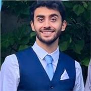 Etudiant en bac+6 aide à comprendre les cours